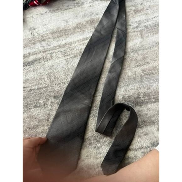 EUC Kenneth Cole Reaction mens tie 100% silk handmade wavelike pattern - Picture 7 of 7